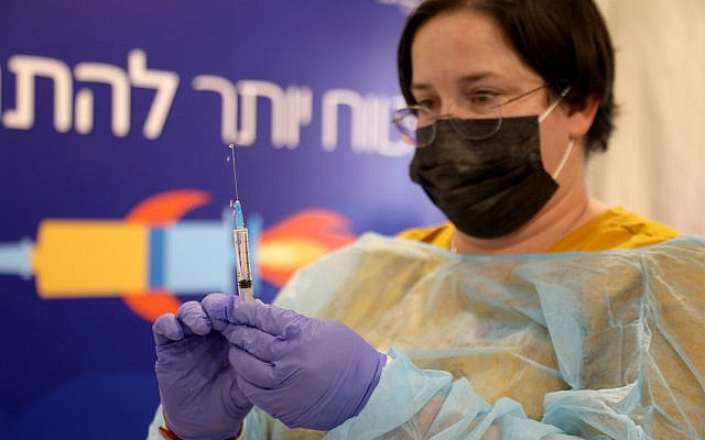 (210101) -- TEL AVIV, Jan. 1, 2021 (Xinhua) -- A medical worker prepares a vaccine against the COVID-19 at a municipality vaccine center in Tel Aviv, Israel, Dec. 31, 2020. (Gideon Markowicz/JINI via Xinhua) Jewish News