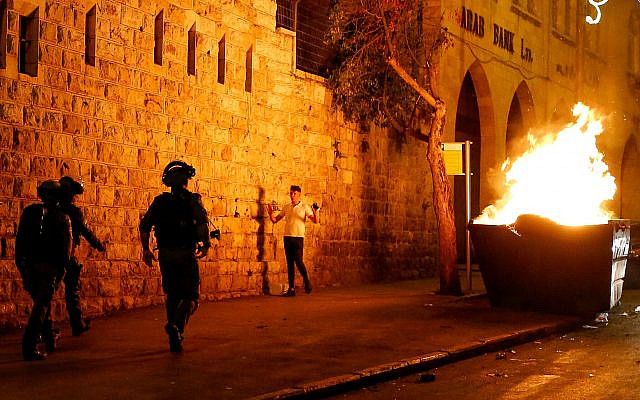 Israeli police officers clash with protestors in East Jerusalem on April 23, 2021 (Jamal Awad/Flash90)