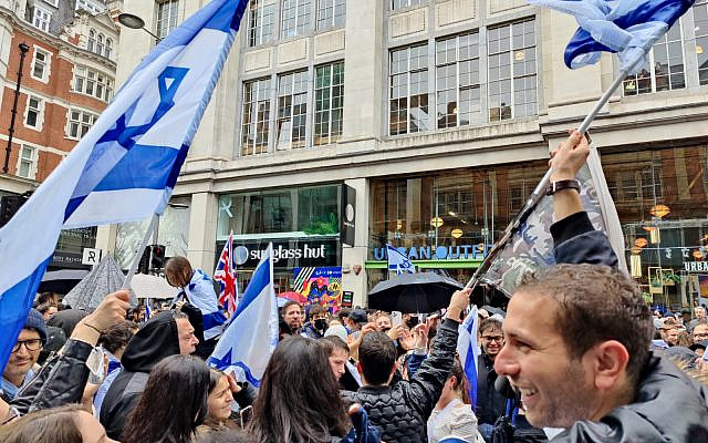 Pro-Israel demonstrators in the centre of London (Via Jewish News)