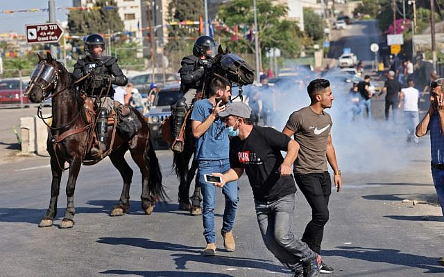File: Israeli security forces on horseback disperse Palestinian demonstrators during protests against Israel at the flashpoint Sheikh Jarrah neighborhood in East Jerusalem, on May 18, 2021 (EMMANUEL DUNAND / AFP)