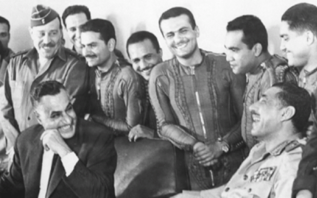 Gamal Abdel Nasser with pilots at a Sinai airbase along the border with Israel prior to the Six Day War in June 1967 (PD)
