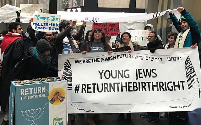 Students protesting outside of the Ziegfeld Ballroom in New York City, April 15, 2018. (via JTA)