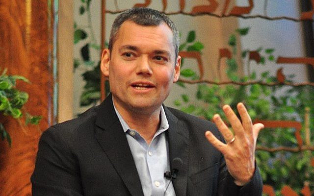 Peter Beinart speaking at Temple De Hirsch Sinai, Seattle, Washington, May 23, 2019 at an event sponsored by J Street (CC by Joe Mabel via Wikimedia)