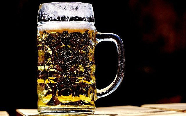 https://pixabay.com/photos/beer-mug-refreshment-beer-mug-2439237/