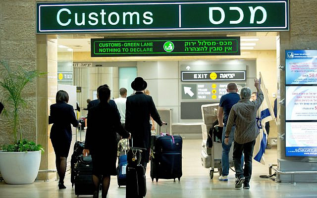 Travelers at the arrival hall of Ben Gurion International Airport on April 11, 2018. (Moshe Shai/FLASH90)
