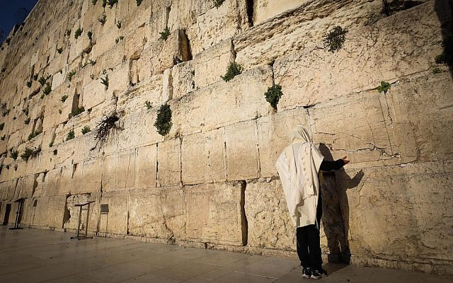 A man prays at the empty Western Wall in Jerusalem, April 2, 2020 during a government ordered partial lockdown to prevent the spread of the Coronavirus. (Yossi Zamir/Flash90)