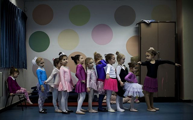 Children of immigrants from the former Soviet Union attend a ballet class in Lod, central Israel. (AP Photo/Oded Balilty)