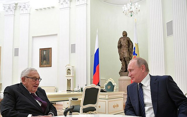 Henry Kissinger, in a friendly dialogue with Vladimir Putin in Moscow [Source: Wikimedia Commons]