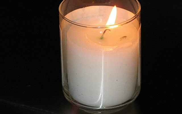 Yahrtzeit candle (Wikipedia/ Author: Elipongo)