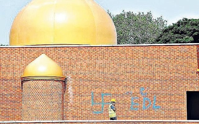 Mosque defaced with a swastika and the term 'EDL' (Via Jewish News)