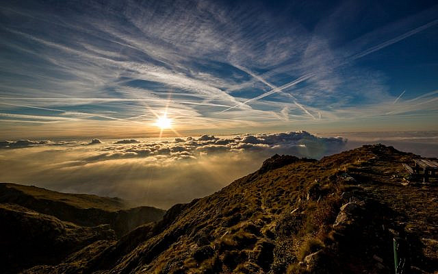 https://pixabay.com/photos/mountains-sun-clouds-peak-summit-190055/