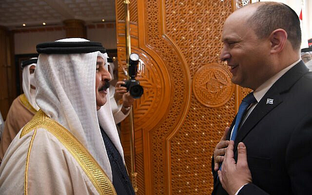 Bahraini King Hamad bin Isa al-Khalifa (left) hosts Prime Minister Naftali Bennett at his palace in Manama, on February 15, 2022. (Haim Zach/GPO)