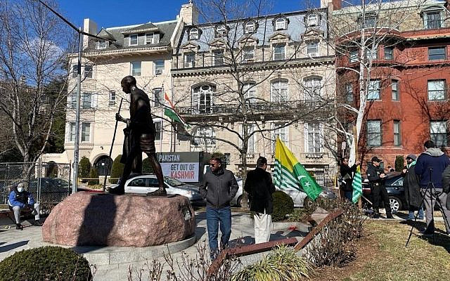 #Kashmiris from Pakistan occupied #JammuKashmir protested #Qatar  #Turkey  #Pakistan terror axis at the Gandhi statue in Washington DC