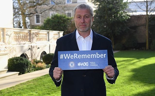 Chelsea owner Roman Abramovich with a 'We Remember' sign after International Holocaust Remembrance Day in 2018 (via Jewish News)