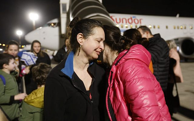 UJIA CEO Mandie Winston embraces a Ukrainian woman she recognised from her previous work in Odessa (Keren Hayesod-UIA, via Jewish News)