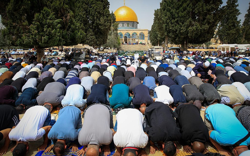 Thousands of Muslim worshipers attend the first Friday prayers of the holy month of Ramadan at the Al Aqsa Mosque Compound on the Temple Mount in Jerusalem's Old City, on April 8, 2022. (Sliman Khader/Flash90)