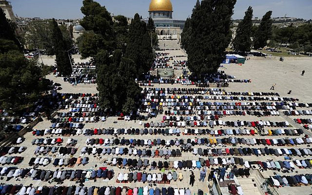 Palestinians take part in the first Friday prayers of the Muslim fasting month of Ramadan, at the Al-Aqsa Mosque compound, Islam's third holiest site, in Jerusalem's Old City, on April 16, 2021. (Photo by Ahmad GHARABLI / AFP)