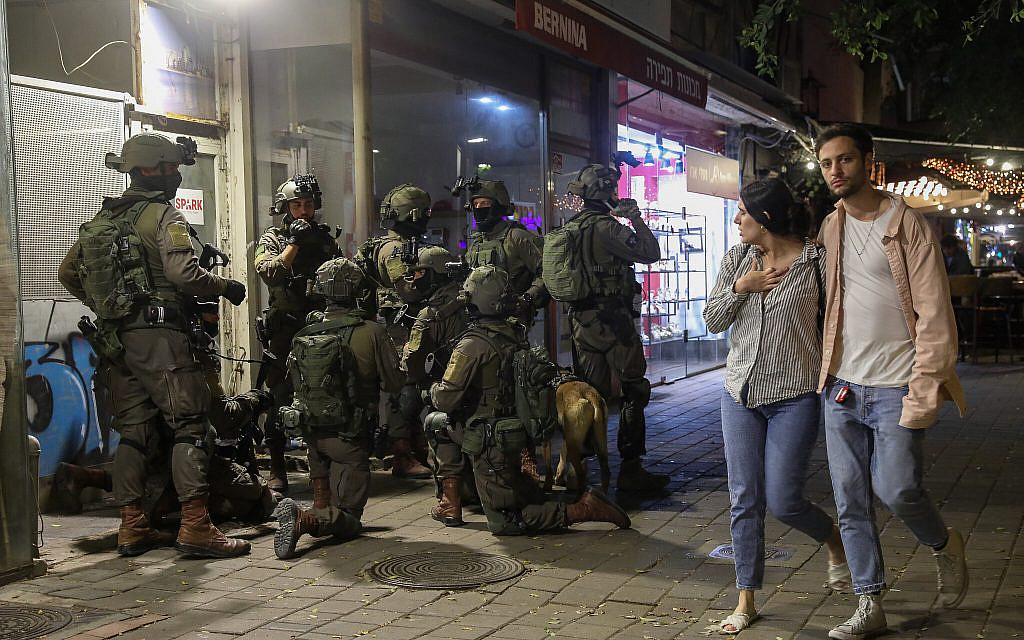Israeli soldiers search at the scene of a terror attack on Dizengoff Street, Tel Aviv. Two people were killed and several more injured in the attack, April 7, 2022. (Noam Revkin Fenton/Flash90)