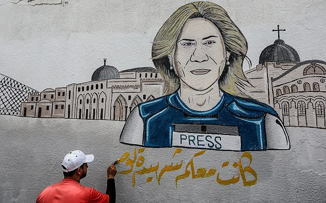 A Palestinian man drawing a mural of Al-Jazeera correspondent Shireen Abu Akleh who was killed during a raid of Israeli security forces in Jenin, in Khan Yunis, in the southern Gaza Strip, on May 14, 2022. (Abed Rahim Khatib/Flash90)