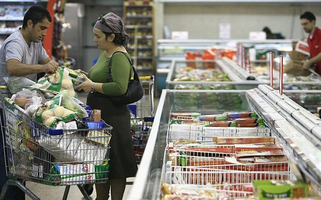 Illustrative: Israeli shoppers buy food from the frozen section of Rami Levi supermarket in Talpiot, Jerusalem. (Nati Shohat/ Flash 90)
