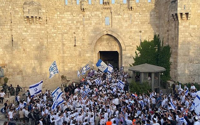 Thousands of Jews wave Israeli flags as they celebrate Jerusalem Day at Damascus Gate in Jerusalem's Old City, May 29, 2022. (Aaron Boxerman/Times of Israel)