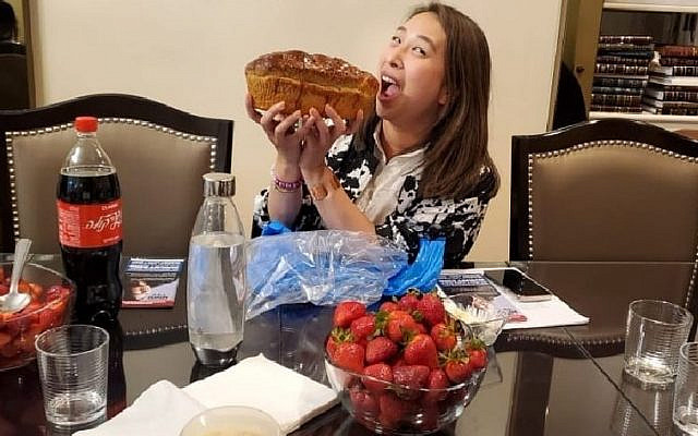 Yuh-Line Niou in a picture she shared on twitter as she came to taste challah at the home of local jewish community members (source: twitter screenshot)
