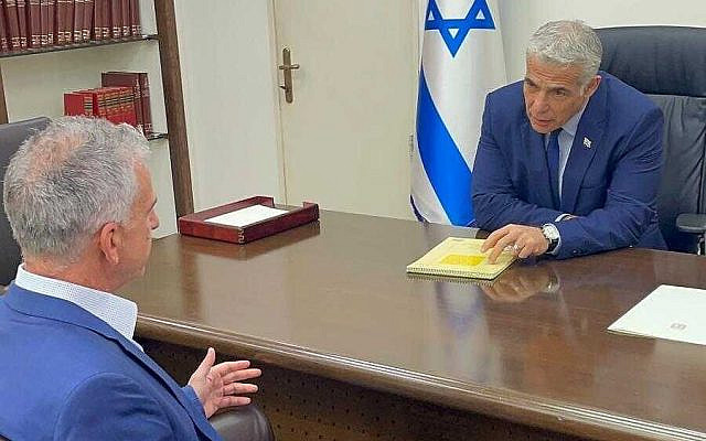 Prime Minister Yair Lapid meets with the head of the Mossad David Barnea at the Defense Ministry, Tel Aviv, August 25, 2022. (Prime Minister's Office)