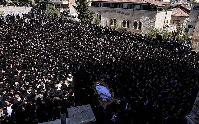 Ultra-Orthodox mourners surround the body of Rabbi Yitzchok Tuvia Weiss, during his funeral procession in Jerusalem, on July 31, 2022. (Menahem KAHANA / AFP)