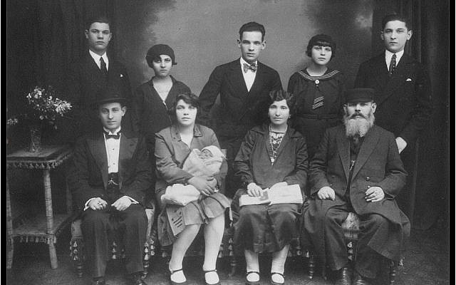 Pelta Family Kinsk. Back left to right: Dovid, Leja, Icek, Manja,  Grandpa Leon age 25. Bottom left to right: Yakov Savitsky, Golda and Mordechai, Gitla (Hulak), Yakov Pelta (1932).
