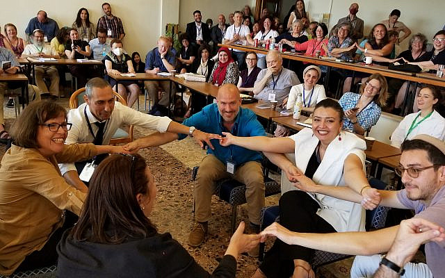 A workshop at the 2022 ALLMEP regional conference, where 450 NGO leaders, government officials, diplomats and philanthropists met to discuss peacebuilding strategies. Source: Alliance for Middle East Peace