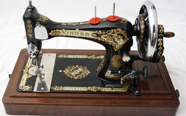 28K Singer Hand Crank Sewing Machine
Photo Source: https://www.singersewinginfo.co.uk/28