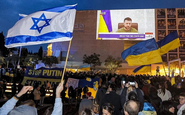 Demonstrators gather at Habima Square in the center of Israel's Mediterranean coastal city of Tel Aviv on March 20, 2022, to attend a televised video address by Ukraine's President Volodymyr Zelensky. (JACK GUEZ / AFP)
