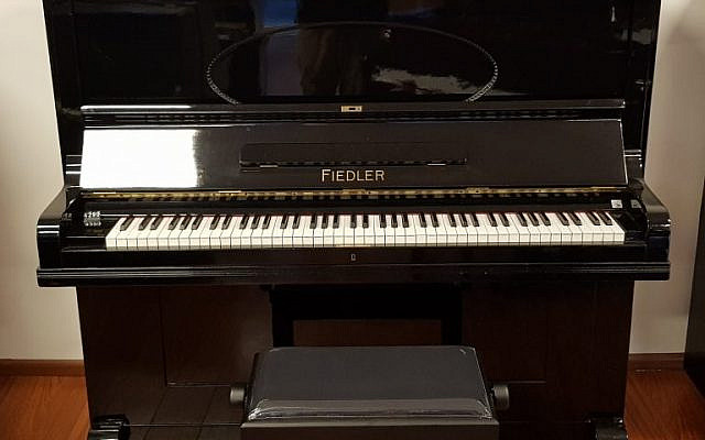 Photo source: https://www.primapiano.nl/shop/pianos/fiedler-klassieke-piano/