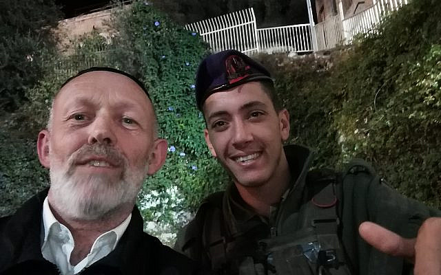 The author and a Givati soldier in Hebron (courtesy Mordechai de Haas)