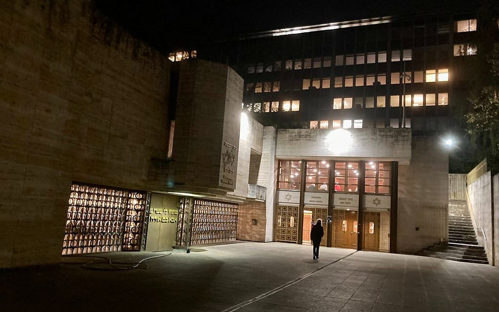In the courtyard of Synagogue Hekhal Haness in Geneva, last night, November 8, 2022. (photo by the author)