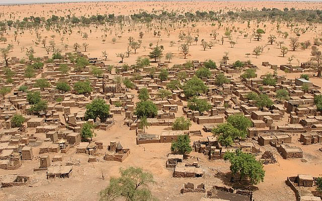 Telly village in Mali, in the Sahel region of Africa. (CC BY-SA, Ferdinand Reus/ Wikimedia Commons)