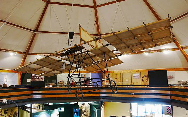 A representation of Pearse's early monoplane at the South Canterbury Museum. (Public Domain, Karora/ Wikimedia Commons)