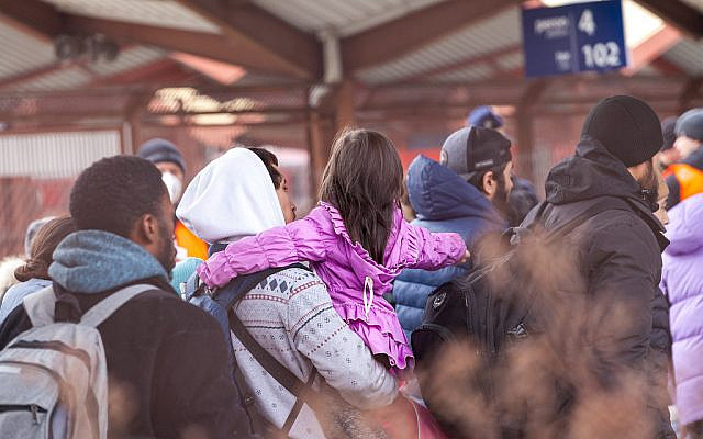 Ukrainian children are fleeing Russian aggression.  Przemyśl, Poland 27/02/2022. (Mirek Pruchnicki/ flickr)