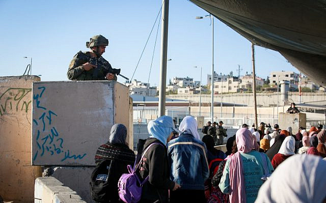 Muslim Palestinian women cross the Qalandiya checkpoint, outside of the West bank city of Ramallah, on April 15, 2022. (Flash90)