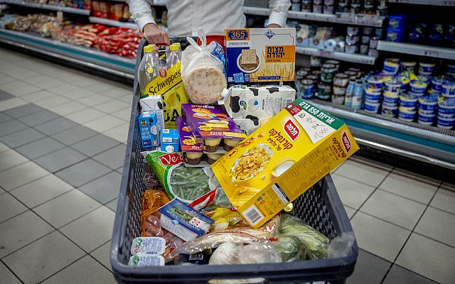 People shop for groceries at the Rami Levy supermarket in Jerusalem on October 19, 2022. (Yonatan Sindel/Flash90)