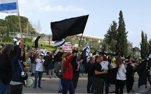 Pro-democracy demonstation, Jerusalem, 2020
Credit: Dror Feitelson via the PikiWiki - Israel free image collection project