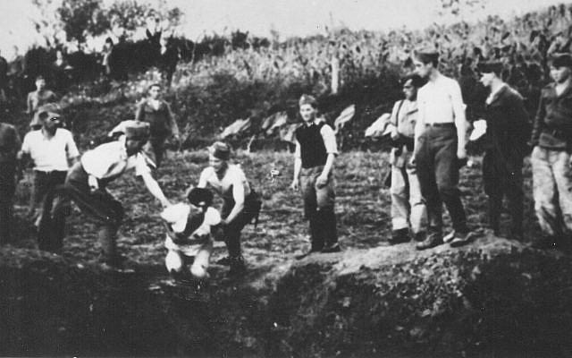 Ustaše militia execute prisoners near the Jasenovac concentration camp, sometime between 1942 and 1943 (PD, photo made public by the Jewish Historical Museum, Belgrade)