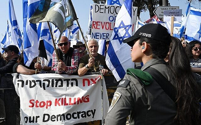 2NH31AE Jerusalem, Israel. 20th Feb, 2023. Tens of thousands of Israelis protest for outside the Israeli Knesset, Parliament, against Prime Minister Benjamin Netanyahu's judicial reform in Jerusalem, on Monday, February 20, 2023. Photo by Debbie Hill/ Credit: UPI/Alamy Live News