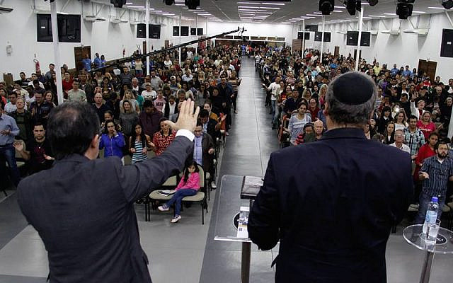 Rabbi Eckstein, right, addressing evangelical Christians at a church in Brazil, June 2016. (Elion Pereira, via The Times of Israel)