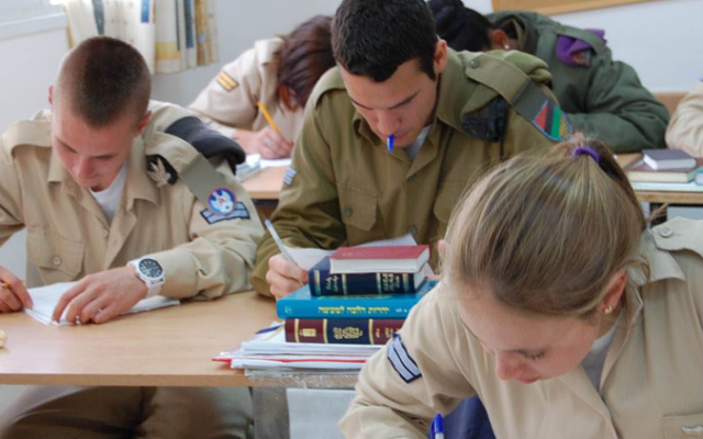 IDF soldiers studying via the Nativ Military Program. (courtesy, nativhagiur.org.il)