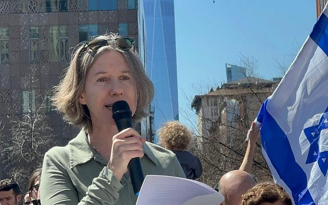 Esther Sperber addressing a rally in support of Israeli democracy in Washington Square Park, New York, March 26, 2023 (Oz Benamram)