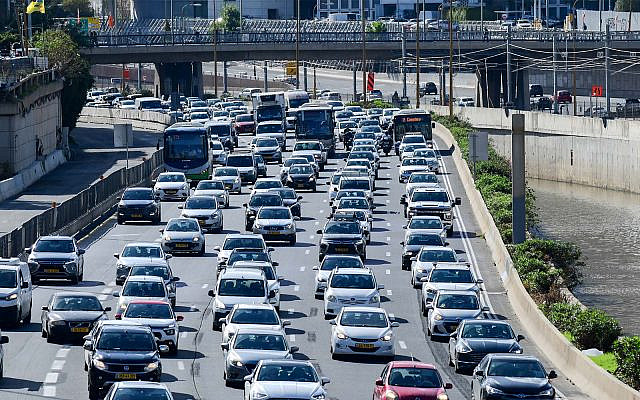 Traffic jams on the Ayalon highway in Tel Aviv, on December 2, 2021. (Tomer Neuberg/Flash90)