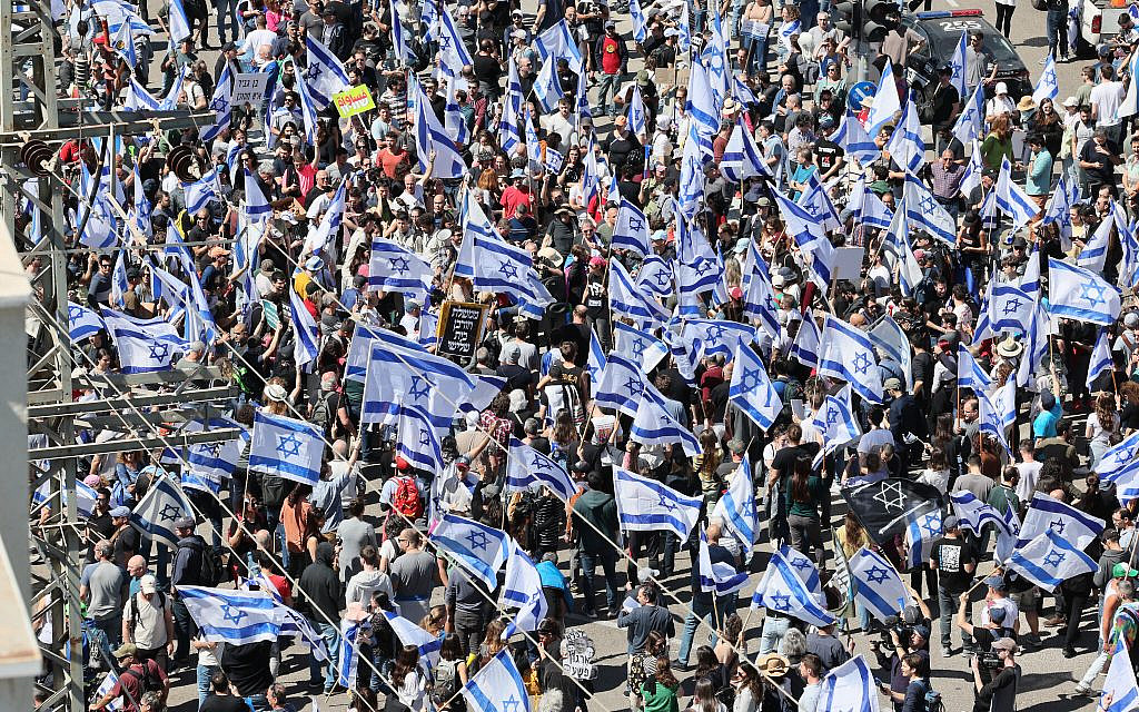 Israelis wave national flags as they protest against the government's controversial judicial overhaul bill in Tel Aviv on March 9, 2023. (JACK GUEZ / AFP)