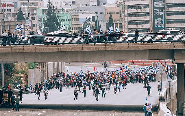 Protesters blocking highway. (Yoav Aziz, Unsplash)