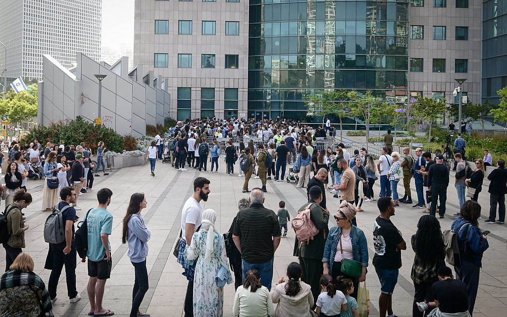 Israelis line up outside the Ministry of Interior Affairs, to renew their passports, in Tel Aviv, on May 14, 2023. (Avshalom Sassoni/ FLASH90)